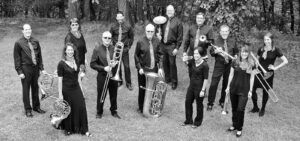 Gruppenfoto der zwölf Mitglieder des eurobrass-Ensemble mit ihren Instrumenten.