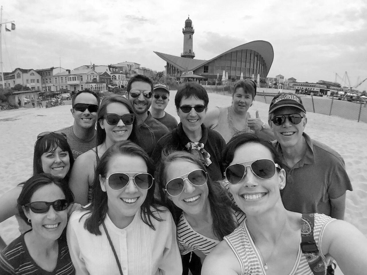 Gruppenfoto vom eurobrass-Ensemble am Strand